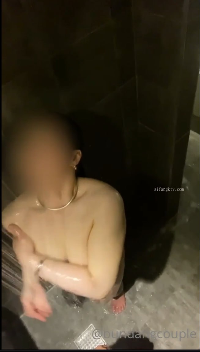 清纯甜美嫩妹小姐姐下海和炮友啪啪大秀 脱下内衣揉捏小奶子 上位骑乘抽插抱着猛操 旁边还有两个小伙伴在观战